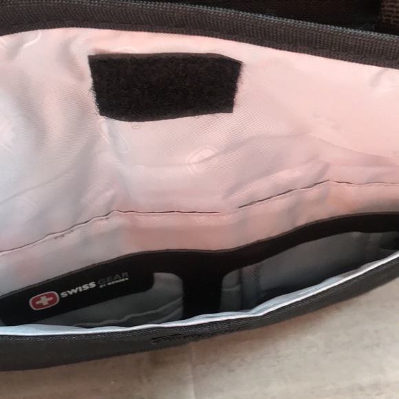 Swiss Gear by Wenger computer and Tablet crossbody bag. - Picture 9 of 9